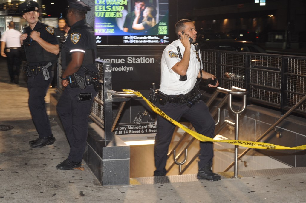 Man getting off subway train stabbed in back by stranger at Manhattan station